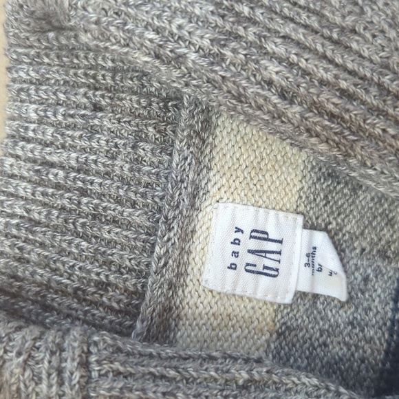 Baby Gap 3-6 month cardigan sweater - Picture 2 of 3